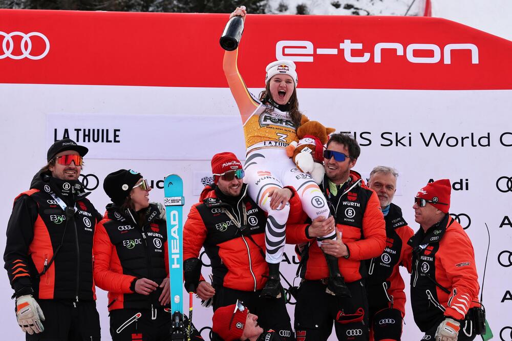 Emma Aicher feiert ihren zweiten Weltcup-Sieg ausgelassen.