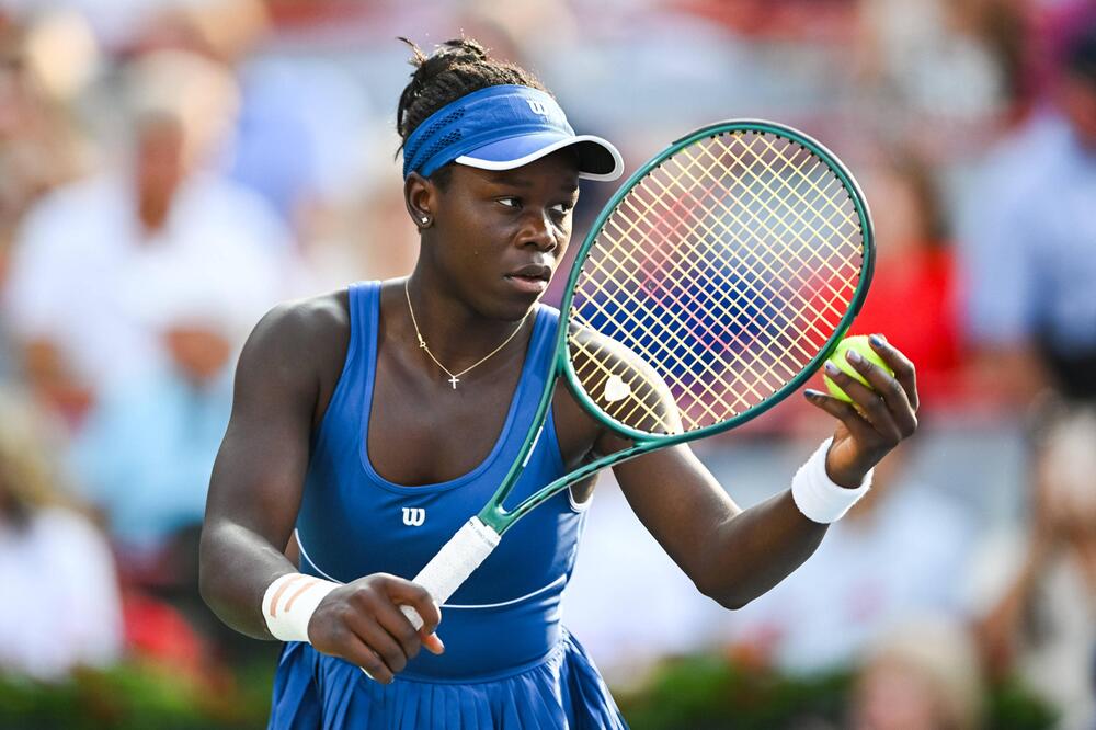 Victoria Mboko (18) beim Aufschlag gegen Weltstar Naomi Osaka.