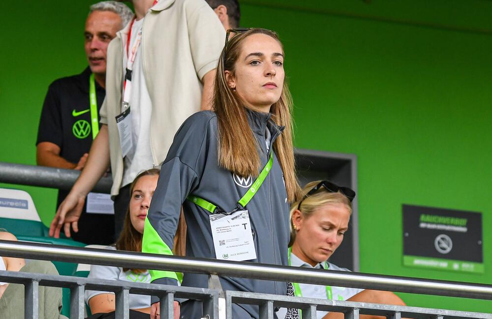 Sophia Kleinherne ist beim VfL Wolfsburg noch zum Zuschauen verdammt.