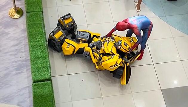 Superheld ganz echt: Transformer in Not – Spider-Man eilt zur Hilfe