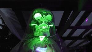 Skelette und Blut: Mindner Familie verwandelt Haus in Halloween-Hölle