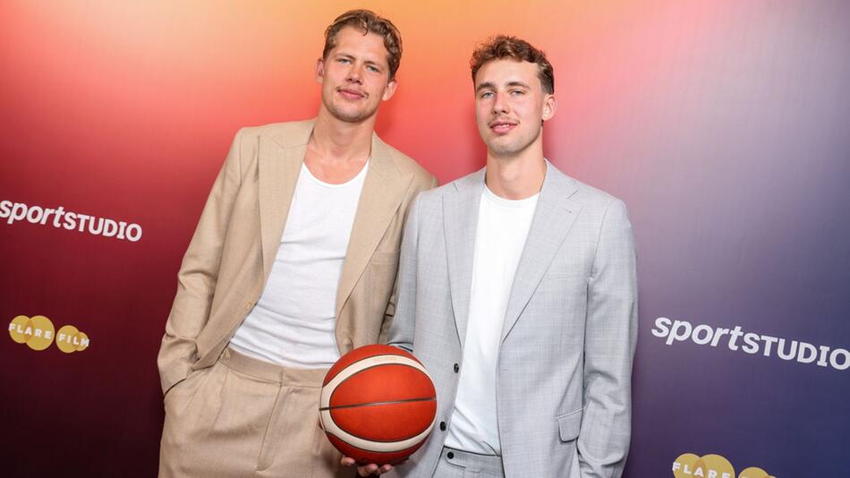 Normalerweise stehen Moritz (li.) und Franz Wagner gemeinsam auf dem Platz, jetzt kommentiert ...