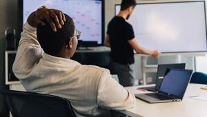 Eine Faru fasst sich an den Kopf in einem Meetingraum