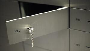 Blick auf ein geöffnetes Schliessfach in einer Bank