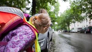 Ein Kind möchte die Strasse überqueren