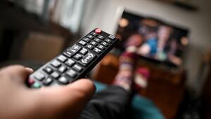 Mann sitzt mit einer Fernbedienung vor dem Fernseher