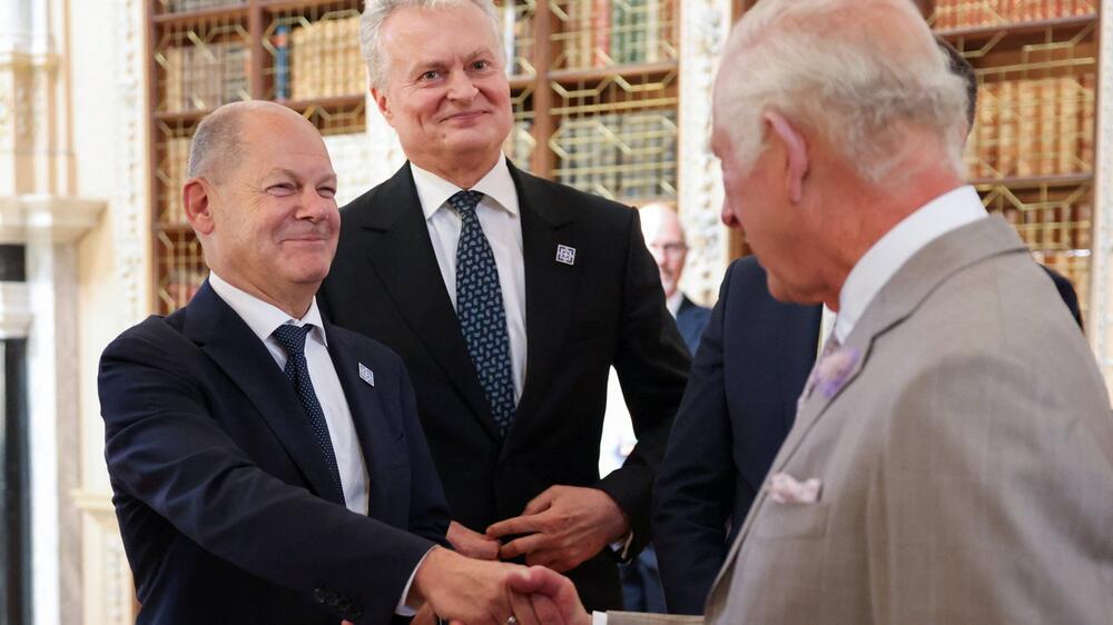 Bundeskanzler Olaf Scholz und König Charles III. beim Europagipfel in Oxford.