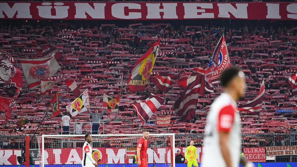 Bayerns Südkurve beim 4:0-Sieg über Eintracht Frankfurt.