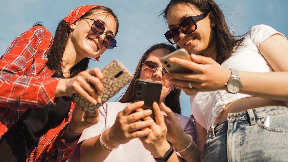 Junge Menschen mit Smartphones