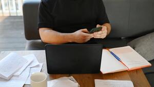 Eine Person arbeitet im Homeoffice