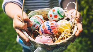 Bunte Ostereier im Korb