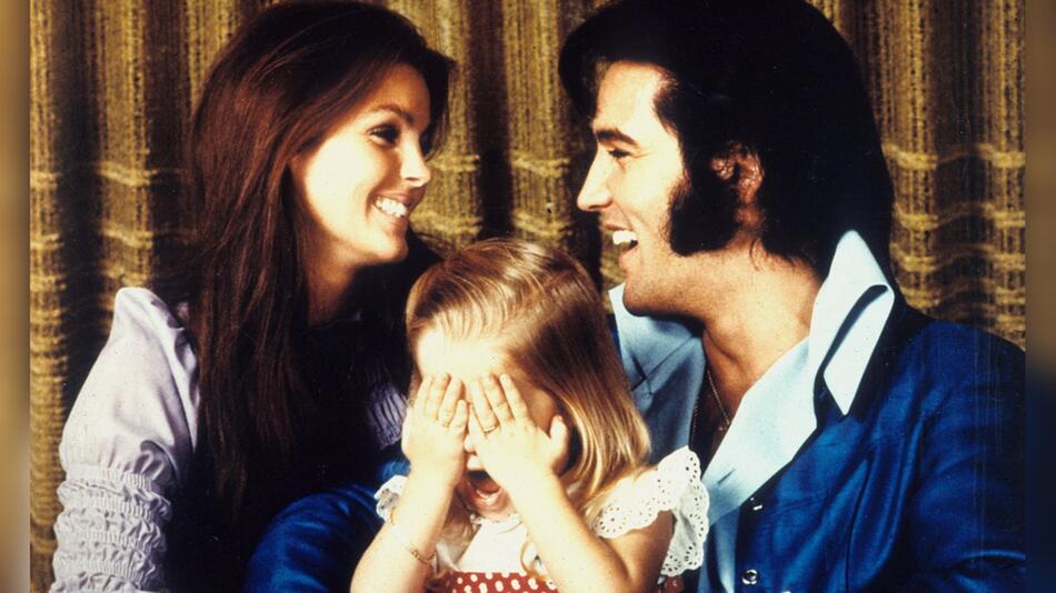 Als die Welt noch in Ordnung war: Lisa Marie Presley mit ihren Eltern Priscilla und Elvis im ...