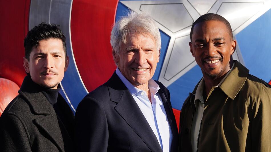 Danny Ramirez (l-r), Harrison Ford und Anthony Mackie