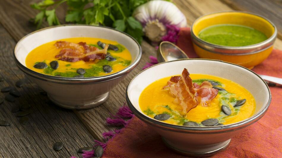 Kürbissuppe mit Kürbiskernpesto und Bacon