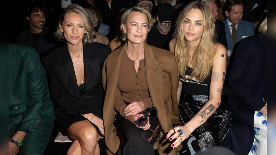Dylan Penn (l.) und Robin Wright sassen bei der Stella-McCartney-Show neben Cara Delevingne in ...