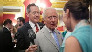 König Charles musste die aktuelle Hitzewelle auch noch in Anzug nebst Krawatte ertragen - für ...