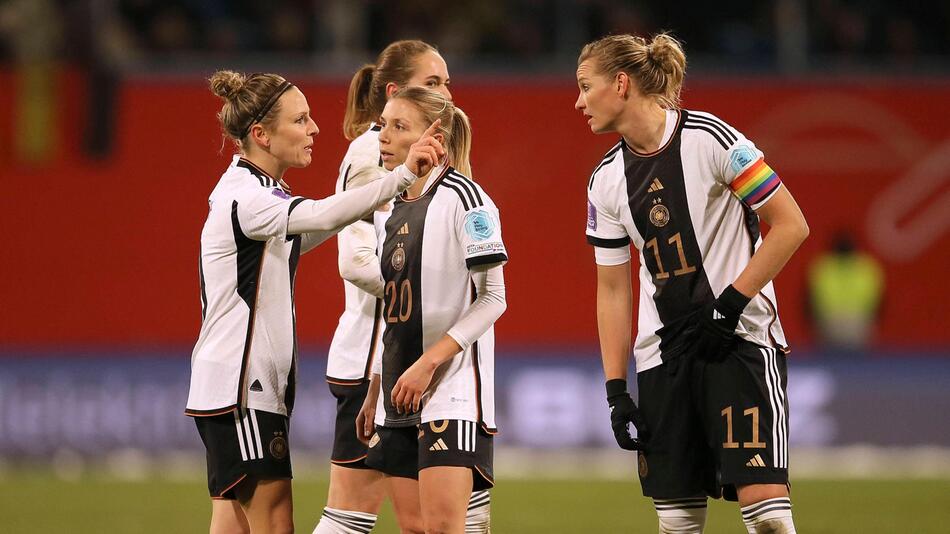 Deutschlands Spielerinnen diskutieren.