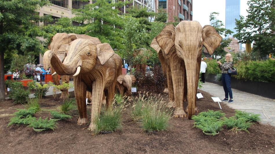 Elefanten-Statuen marschieren für Naturschutz durch New York