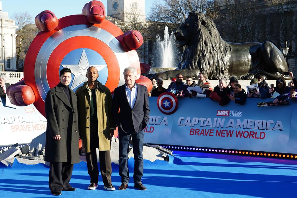 Danny Ramirez (l-r), Harrison Ford und Anthony Mackie