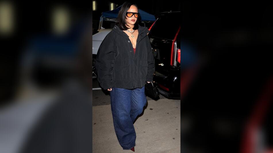 Rihanna in einem der grössten Denim-Trends im Herbst: Balloon Jeans.