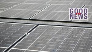 Mehrere Solarpaneele, die mit Wassertropfen bedeckt sind