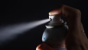 Sprühnebel kommt aus einer Deodorant-Dose