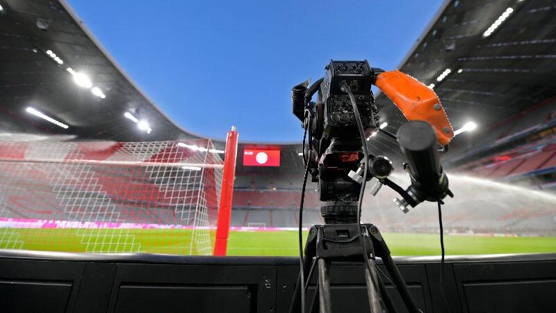 Eine Kamera am Spielfeldrand in der Allianz Arena in München