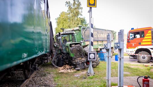 Traktor und Museumseisenbahn stossen zusammen