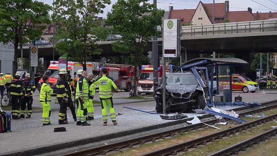 München: Auto fährt in Haltestelle - mehrere Verletzte