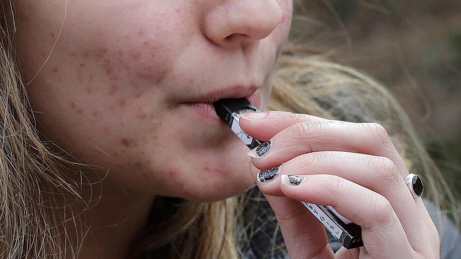 Eine Gymnasiastin verwendet ein Vaping-Gerät