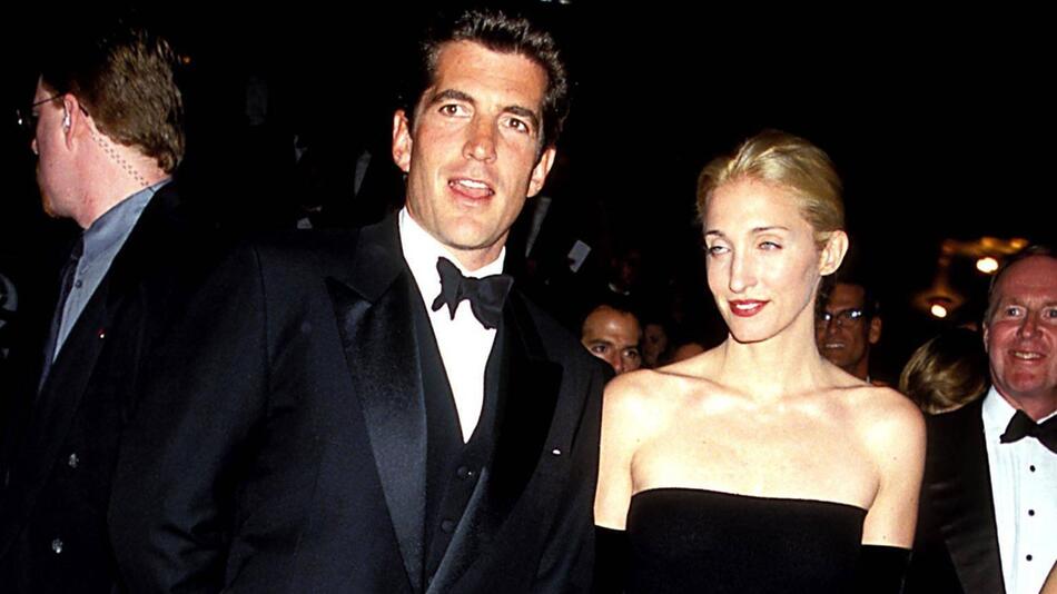 Ihre Liebe wird derzeit verfilmt: John F. Kennedy Jr und seine Frau Carolyn Bessette bei einer ...