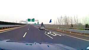 Chaos auf der Autobahn: Dachbox platzt während der Fahrt plötzlich auf
