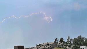 Liebesbotschaft am Himmel: Blitz in Herzform erhellt Strand