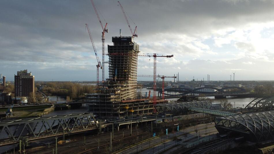 Blick auf die Baustelle des Elbtowers an den Elbbrücken in der Hafencity