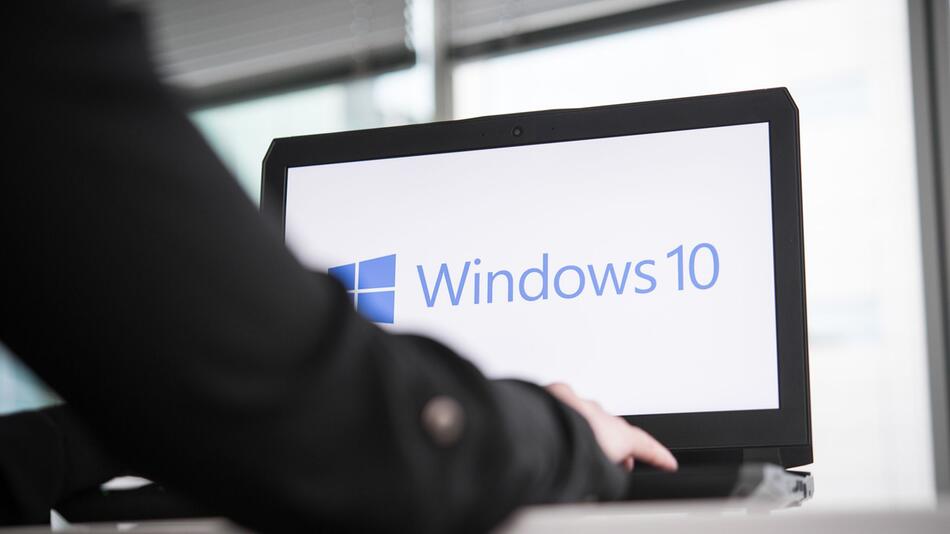 Person an einem Notebook mit Windows 10