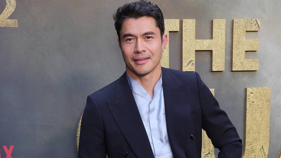 Schauspielstar Henry Golding spürt Druck und Erwartungen rund um James Bond.
