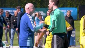 Stilechter Auftakt zum Fifa-Kongress: Infantino kickt mit Fussball-Legenden