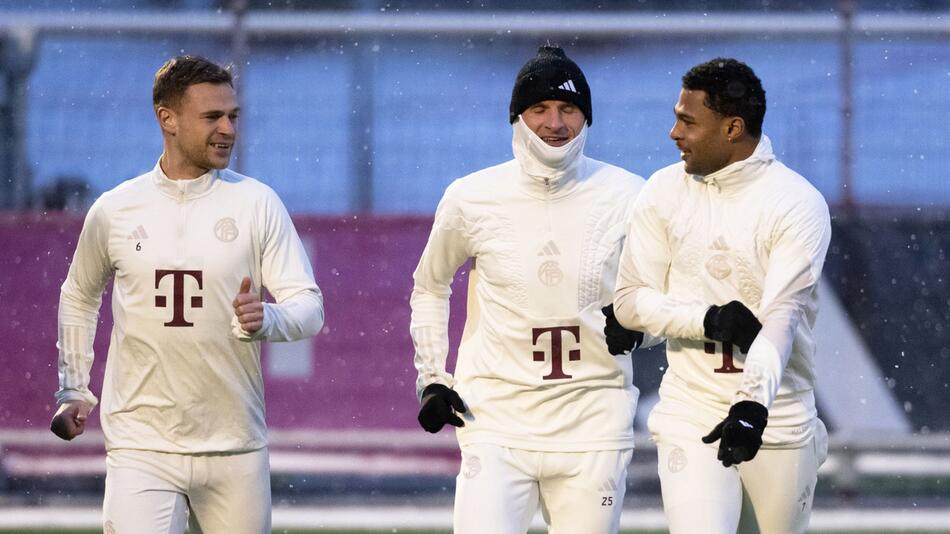 Joshua Kimmich, Thomas Müller und Serge Gnabry im Lauftraining des FC Bayern München