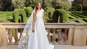 Minimalistisches Kleid mit Schleppe mit 3D-Blüten