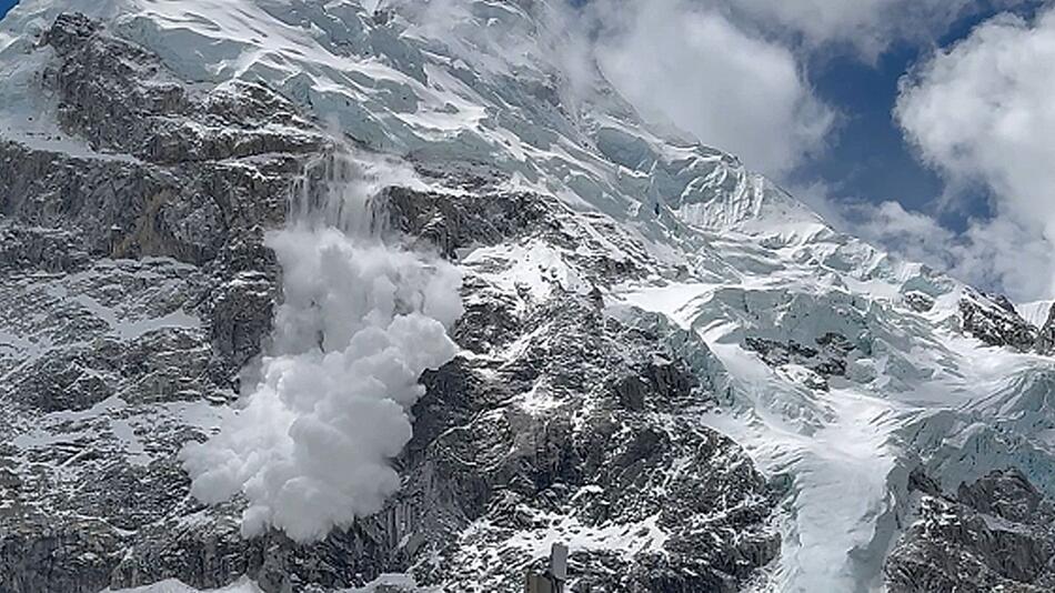 Schneemassen am Basislager: Mann filmt Lawine am Everest