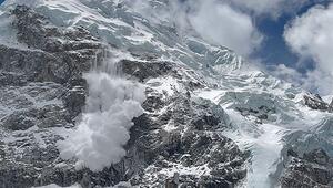 Schneemassen am Basislager: Mann filmt Lawine am Everest