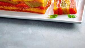 Gestreifte Paprikaterrine mit Tomatenvinaigrette