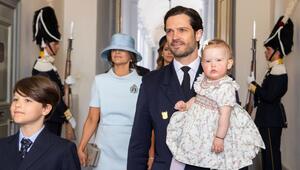 Prinzessin Ines wurde von Papa Prinz Carl Philip zu ihrem vierten öffentlichen Auftritt gebracht.