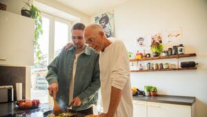 Zwei Männer kochen zusammen