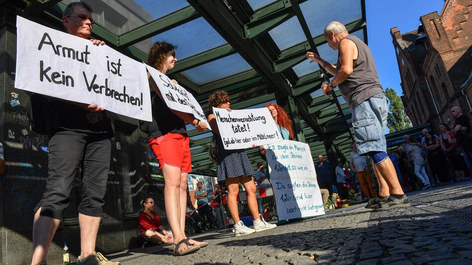 Zwei Obdachlose an S-Bahnhof angezündet