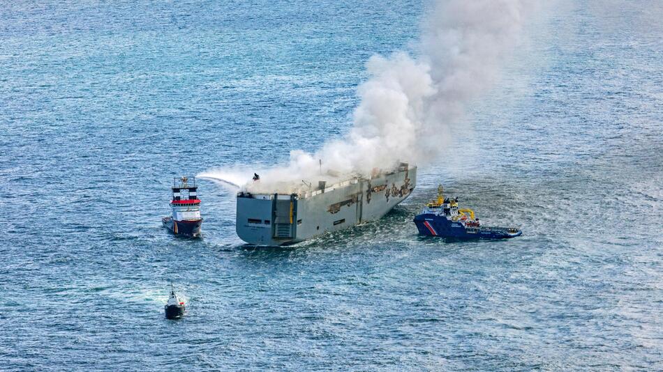 Notschlepper "Nordic" bekämpft das Feuer auf einem brennenden Frachter in der Nordsee