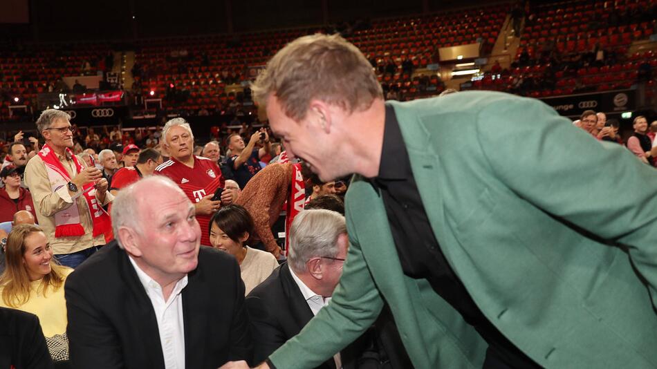 Uli Hoeness und Julian Nagelsmann 2022 bei einem Basketball-Spiel des FC Bayern.