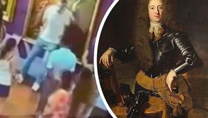 Selfie geht daneben: Mann reisst beim Posieren Loch in historisches Gemälde
