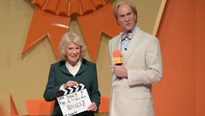 Königin Camilla mit Schauspieler Oliver Chris am Set von "Rivals".