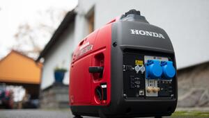 Benzinbetriebener Stromgenerator steht vor einem Haus